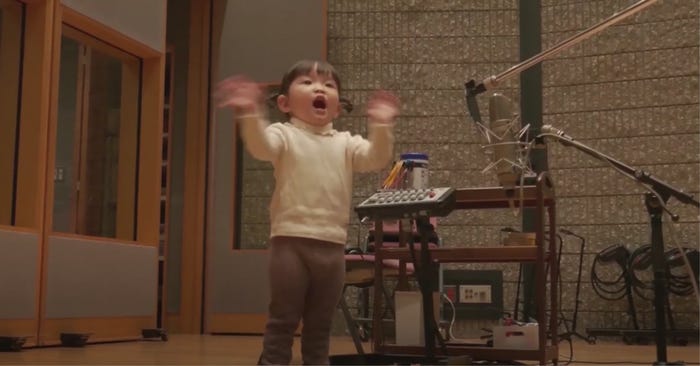 レコーディングするののちゃん/村方乃々佳(提供写真)