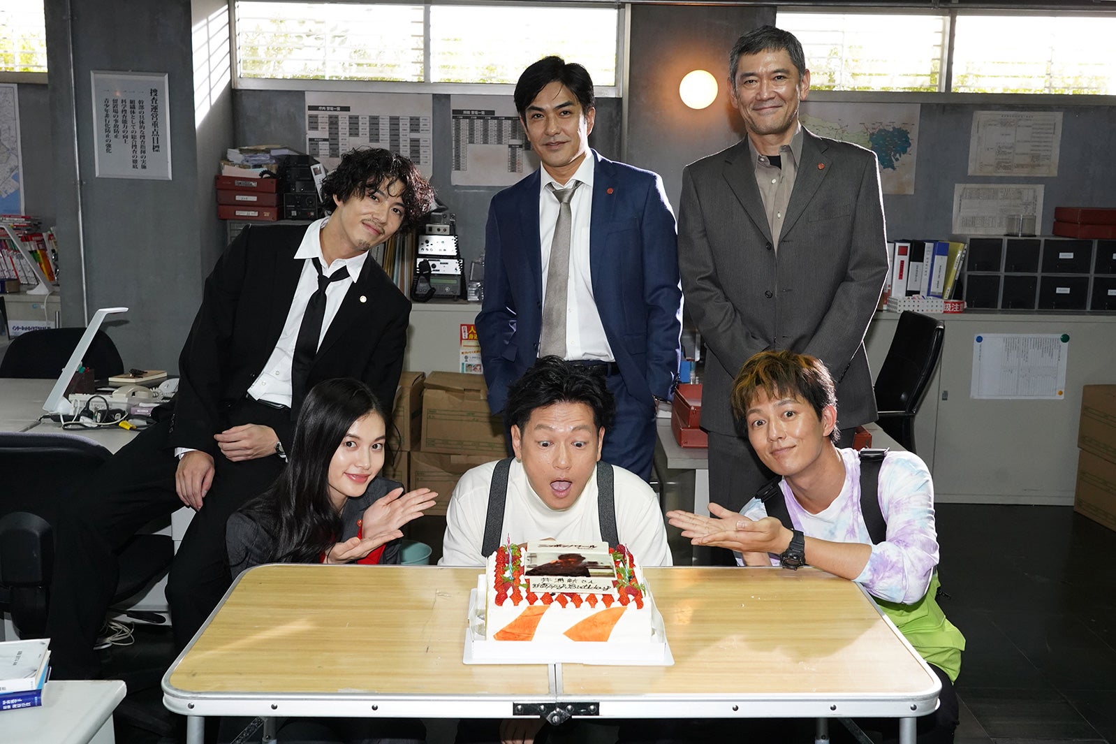 （後列左から）賀来賢人、北村一輝、杉本哲太（前列左から）立花恵理、井浦新、工藤阿須加（C）日本テレビ