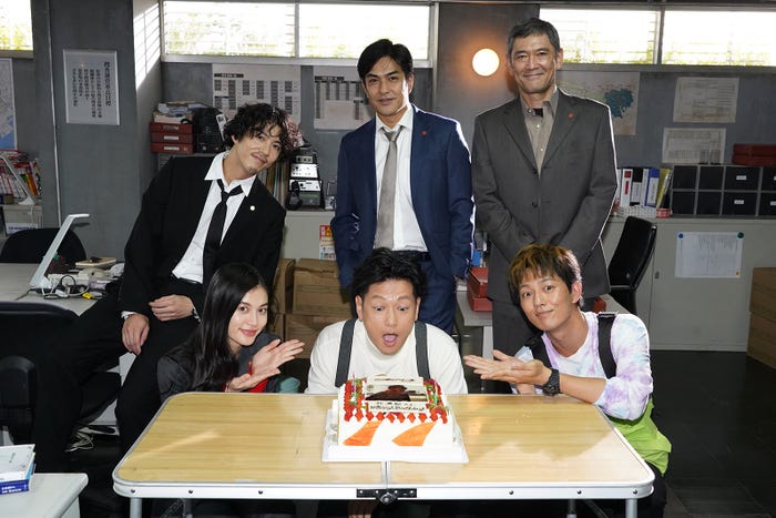 (後列左から)賀来賢人、北村一輝、杉本哲太(前列左から)立花恵理、井浦新、工藤阿須加(C)日本テレビ