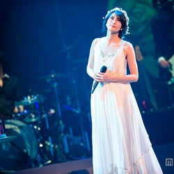 柴咲コウ 銀髪 和装で かぐや姫 に 2年ぶり全国ツアーで 桜坂 など24曲熱唱 モデルプレス