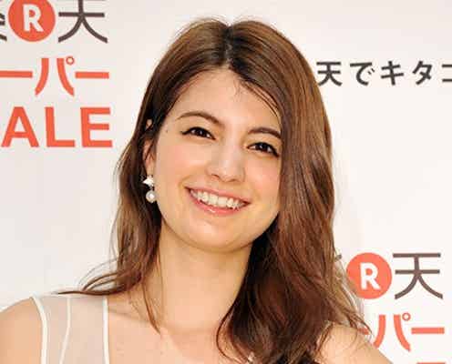 マギー、透けワンピで美脚披露 春トレンドファッションを伝授