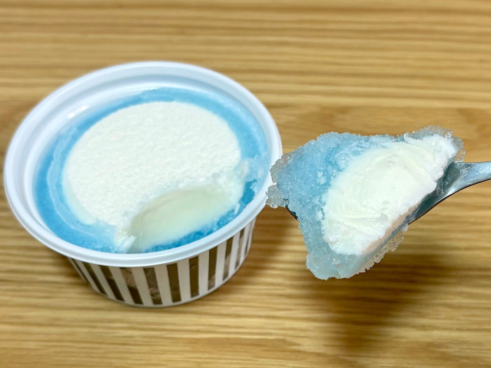 ひと口で、ソーダかき氷とバニラアイスを楽しめます！