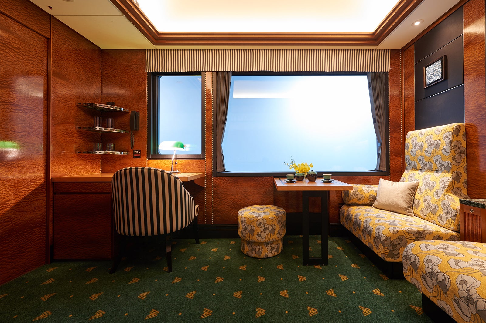 ロイヤルツイン（2号車）／画像提供：西日本旅客鉄道