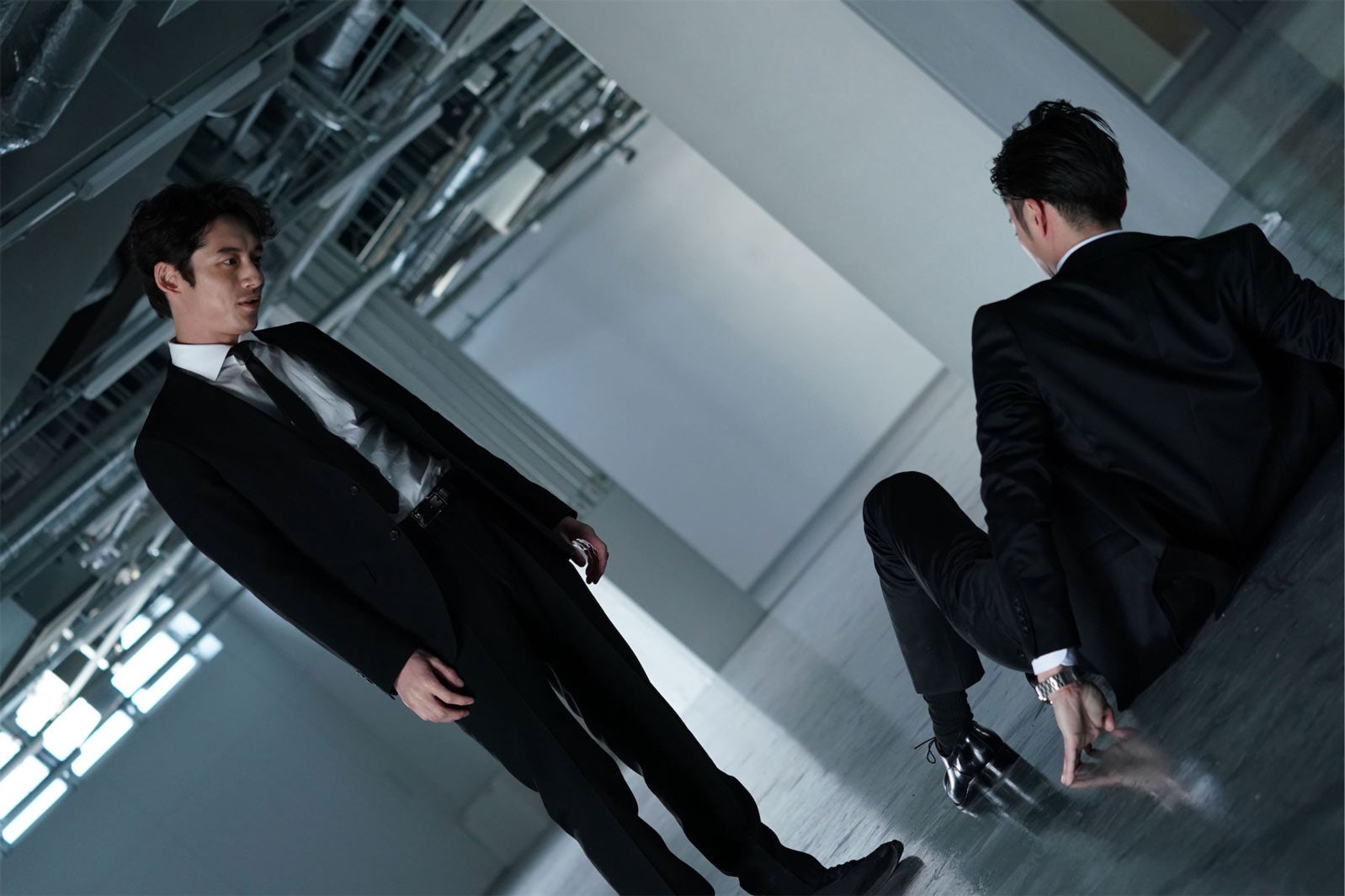 坂口健太郎、金田哲（C）2022　「ヘルドッグス」製作委員会