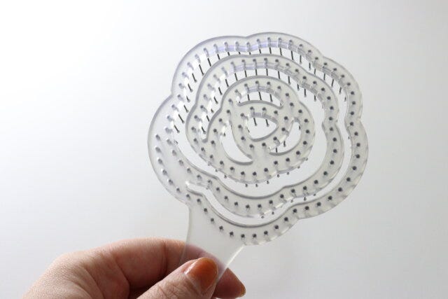 ダイソーの立てられる乾きやすいブローブラシ