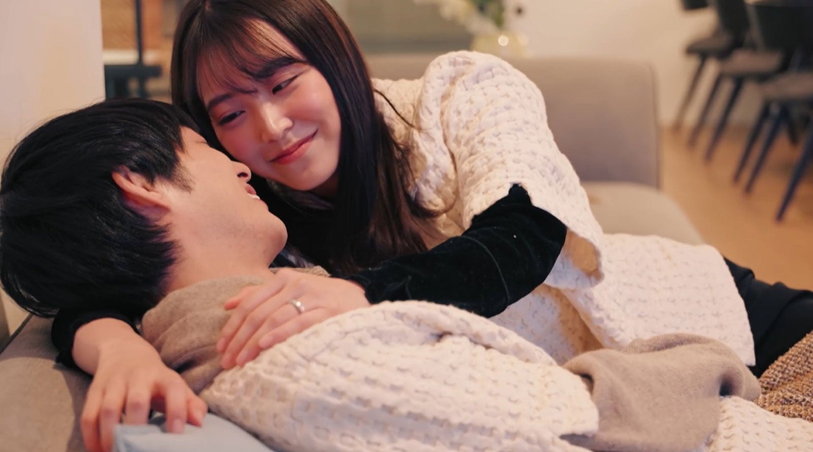 永田崇人、白間美瑠に涙の頬キス サウナデートで水着姿も揃って披露