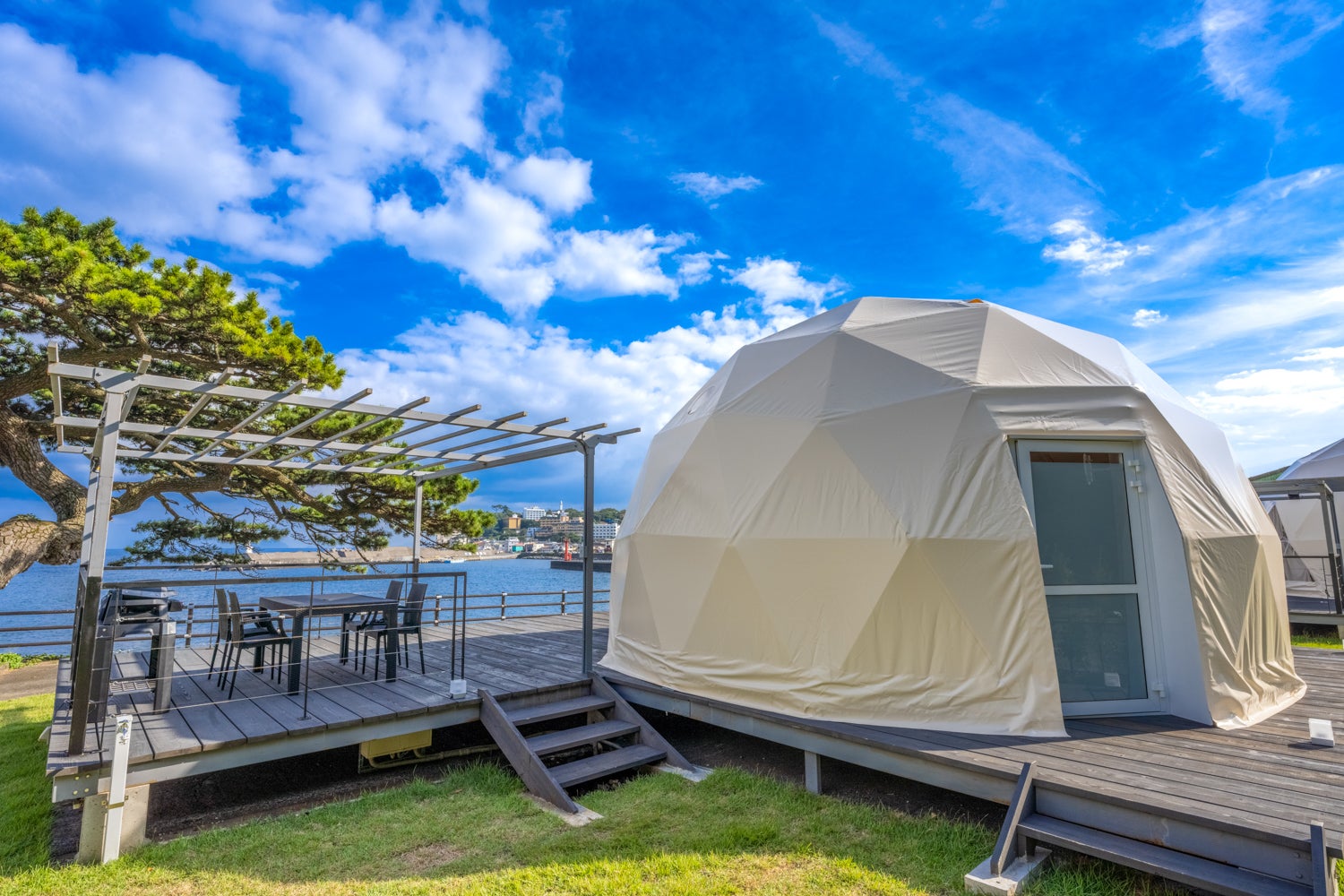 静岡に海辺のグランピング「ラゴム」潮風吹く絶景テラス＆カフェも併設