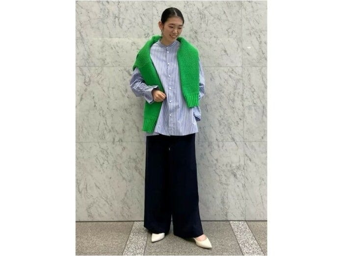 【OKコーデ】重たく見えやすいネイビーのワイドパンツも、白のシューズで春仕様に 出典:WEAR