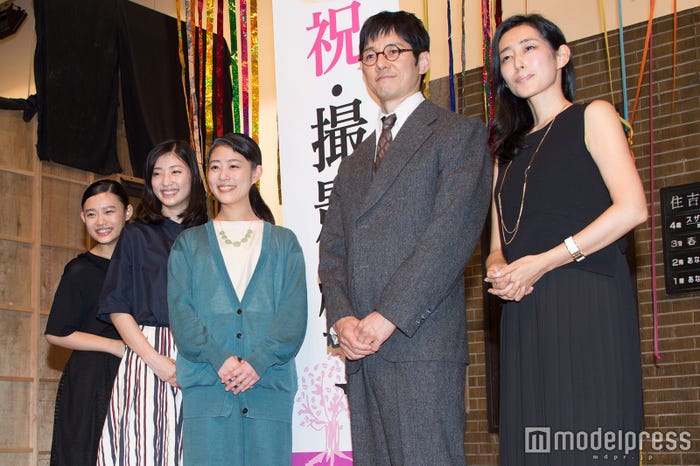 「とと姉ちゃん」クランクアップ時のショット/(左から)杉咲花、相楽樹、高畑充希、西島秀俊、木村多江(C)モデルプレス