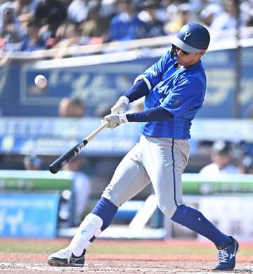 DeNA京田が負傷交代 相川監督「足のコンディションが良くないということで」