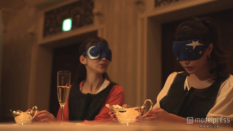アイマスクをしながらコース料理を楽しむ（C）Disney