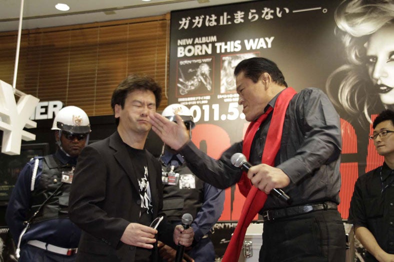 アントニオ猪木、ユニバーサルインターナショナル大森宣伝本部長