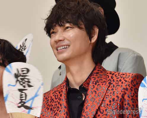 綾野剛、“ド派手”ヒョウ柄赤スーツで登場「役者として生まれ直した」手応え語る<パンク侍、斬られて候>
