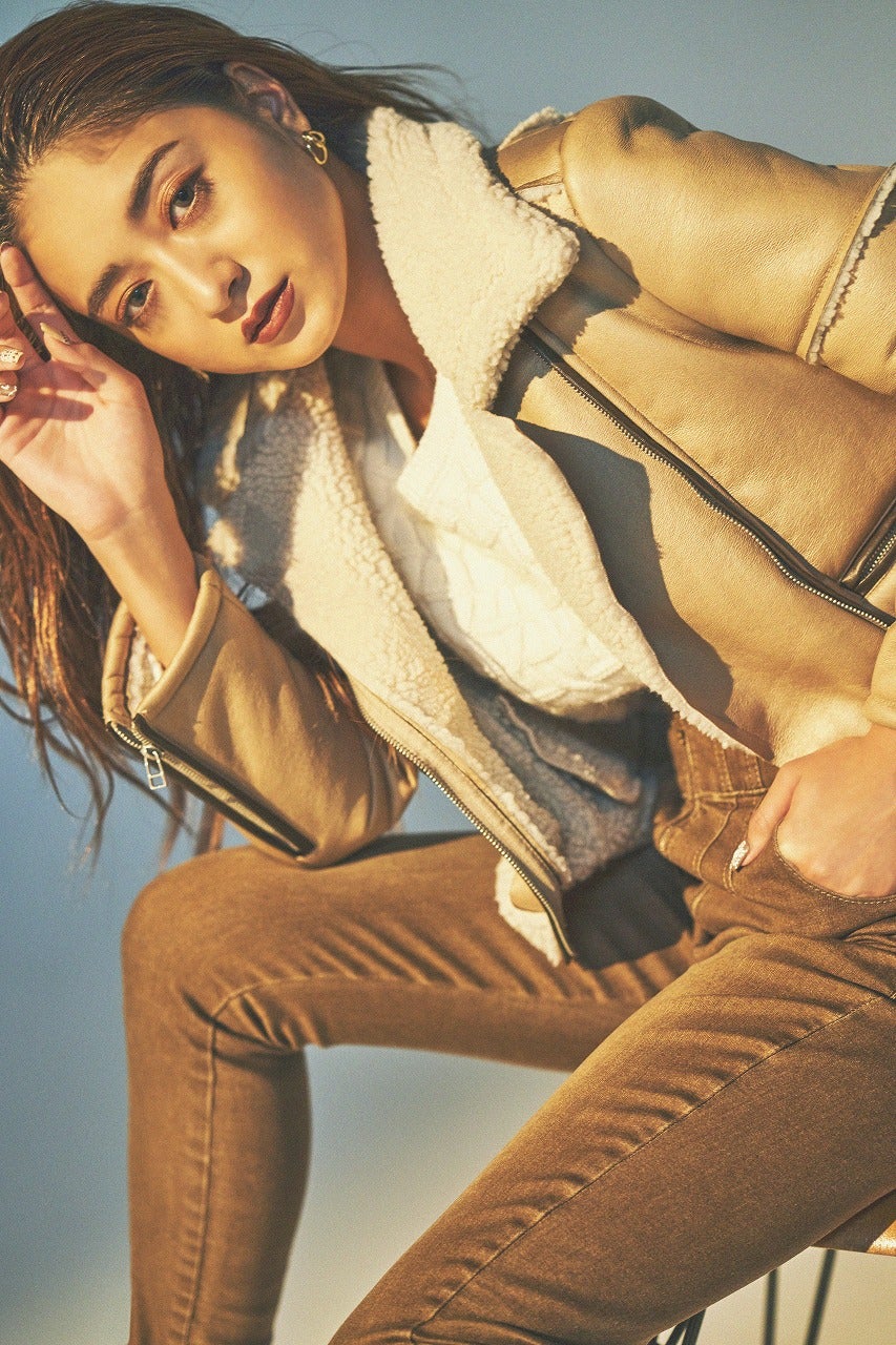 みちょぱ、秋のマストアイテムをクールに着こなす