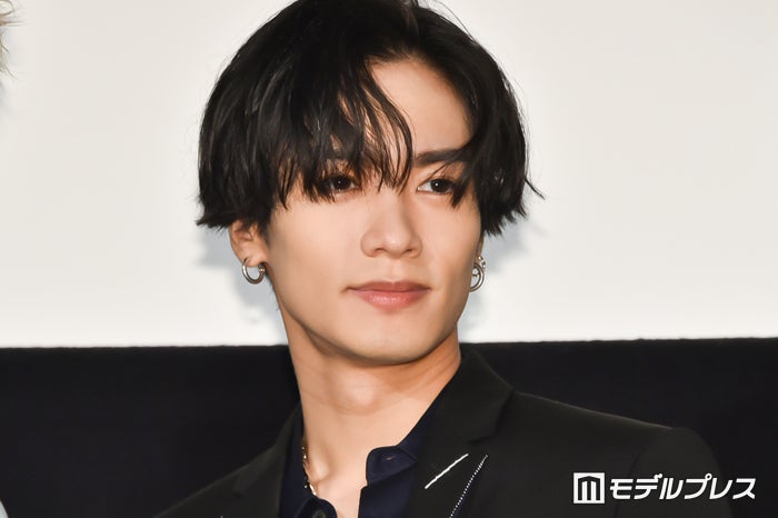 活動再開のTHE RAMPAGE川村壱馬、メンバーに囲まれる仲睦まじい様子 ボーカル3人の“肩寄せショット”も