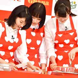 バレンタインチョコ作りに挑戦（左から）土屋太鳳、広瀬すず、松井愛莉