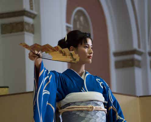 橋本愛、“一人二役”松雪泰子の娘に 成海璃子らと不朽の名作を熱演<コメント到着>