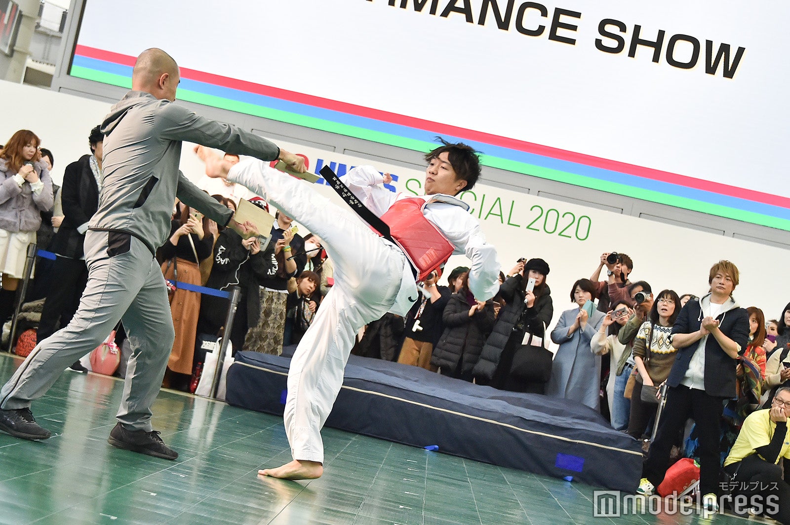 板割りを披露 （C）モデルプレス