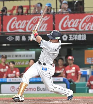 西武 栗山巧が引退試合4打席目で安打 涙こらえてをハイタッチ 本拠地ファンは号泣、大興奮 自らの持つ球団最多安打記録を更新する2152安打