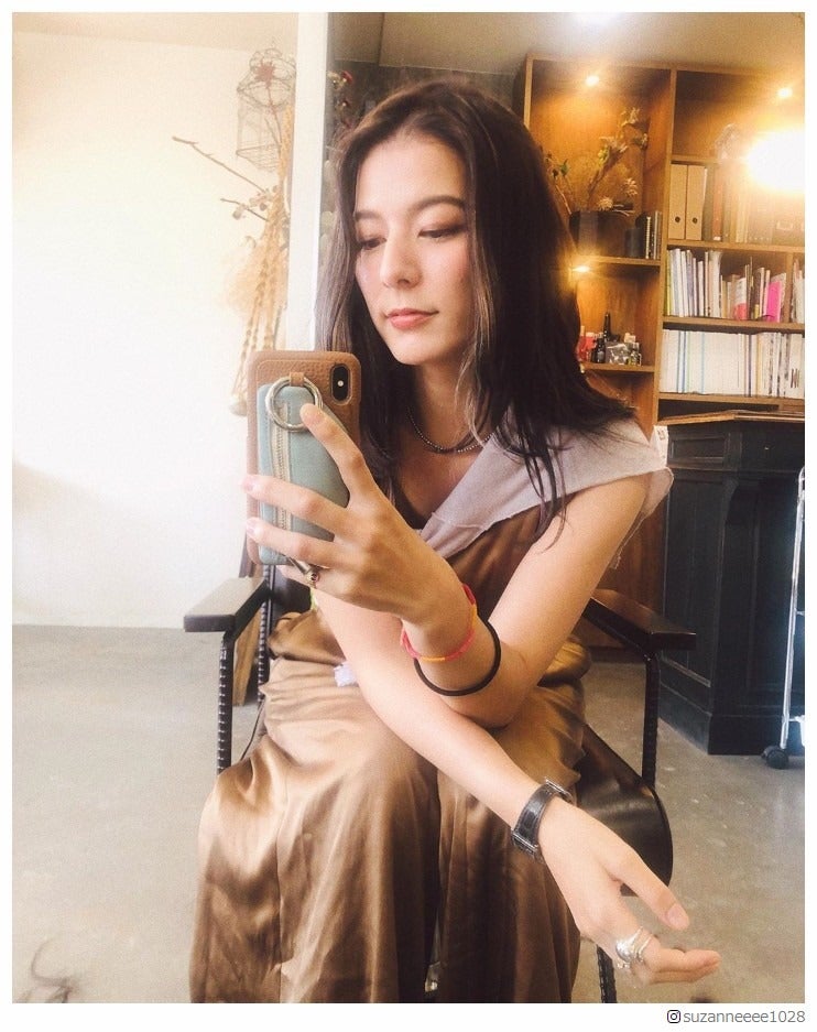 スザンヌ、シルバー“チラリズム”の新鮮ヘアに注目集まる「美人度増した」「めちゃくちゃ似合う」