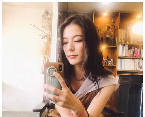 スザンヌ、シルバー“チラリズム”の新鮮ヘアに注目集まる「美人度増した」「めちゃくちゃ似合う」