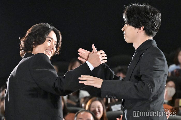 熱いハグ寸前の山崎賢人&吉沢亮(C)モデルプレス