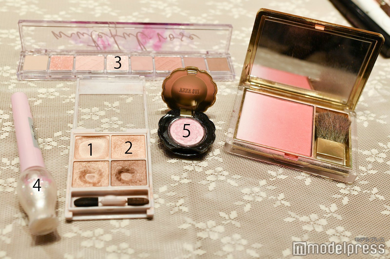 アイシャドウなど （C）モデルプレス
