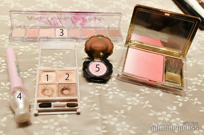アイシャドウなど (C)モデルプレス