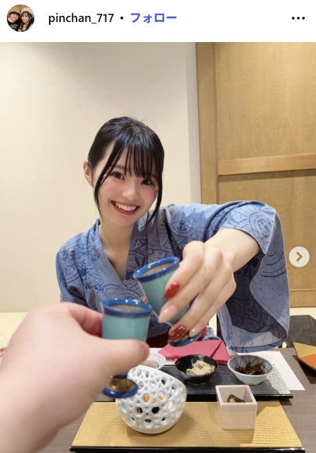 夜のひと笑い・こうの復縁恋人「こうくんのトレーナー借りてダボダボ感強め」ミニスカタイツコーデ披露「彼氏の服着てるの可愛すぎ」「スタイル抜群」と反響