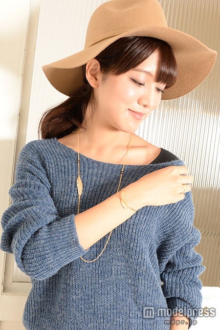 ボートネックにはネックまわりを広げられるインナーが便利