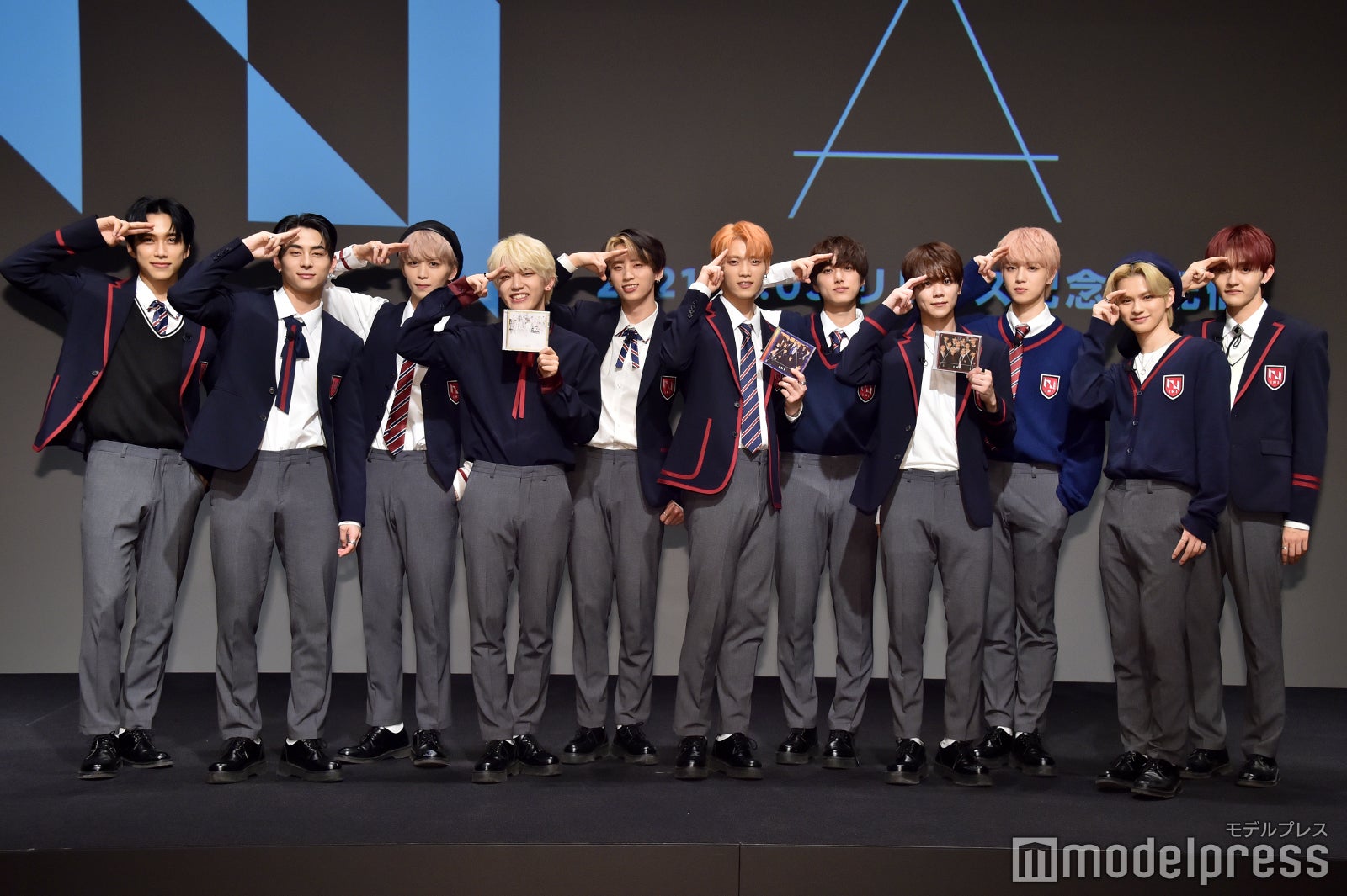 19歳となった松田迅の“MJポーズ”を決めるINI （C）モデルプレス