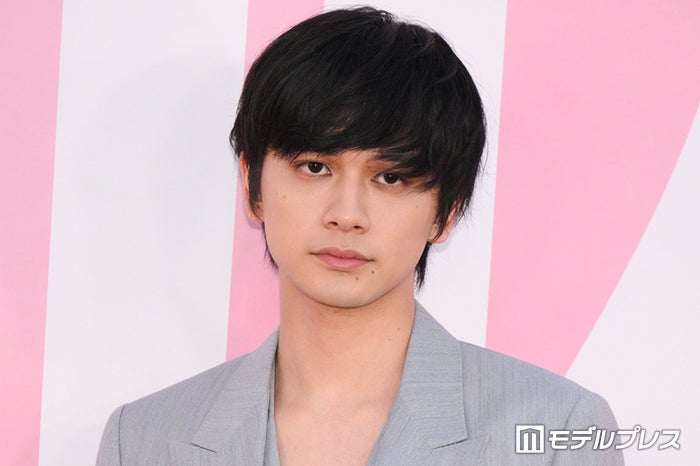 北村匠海、素肌見せでフェロモン全開「最大限の愛を持って」自分なりの仕事との向き合い方【ミス ディオール展覧会 ある⼥性の物語】