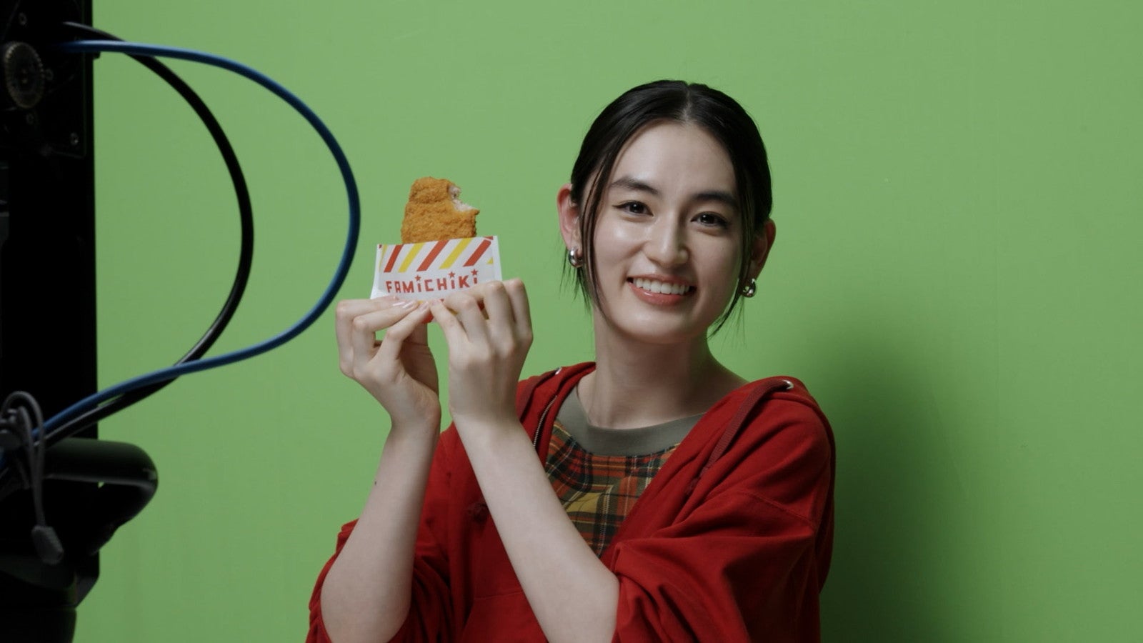 八木莉可子／新TVCM「揚げ物お惣菜 超おトク祭り」篇（提供写真）