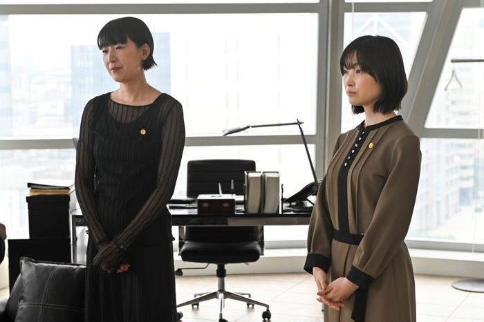 (左から)江口のりこ、菅野莉央「うちの弁護士は手がかかる」第3話より(C)フジテレビ