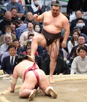 霧島、琴勝峰、豪ノ山の3人が1敗死守で首位堅持！2敗豊昇龍は隆の勝下しV争い食らい付く 安青錦は高安下し連敗ストップ、高安は痛恨3敗目でV争い後退
