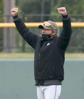 日本ハム・新庄監督 2安打の吉田賢吾に期待の命名「牧賢吾？…じゃないか。なってほしいね、牧くんみたいに」DeNA主砲ばりの成長望む