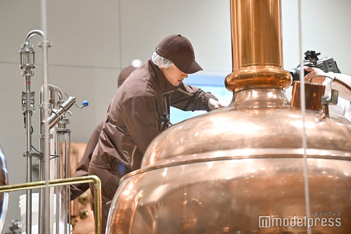 ビール仕込みを体験する山田裕貴(C)モデルプレス