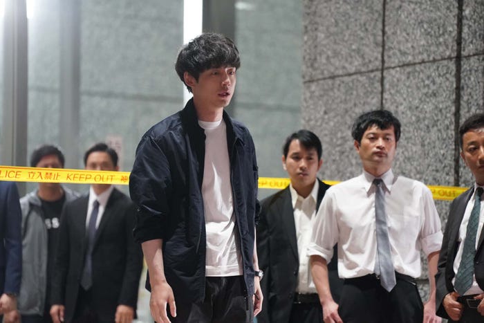 坂口健太郎ら「CODE―願いの代償―」第1話より(C)読売テレビ・日本テレビ
