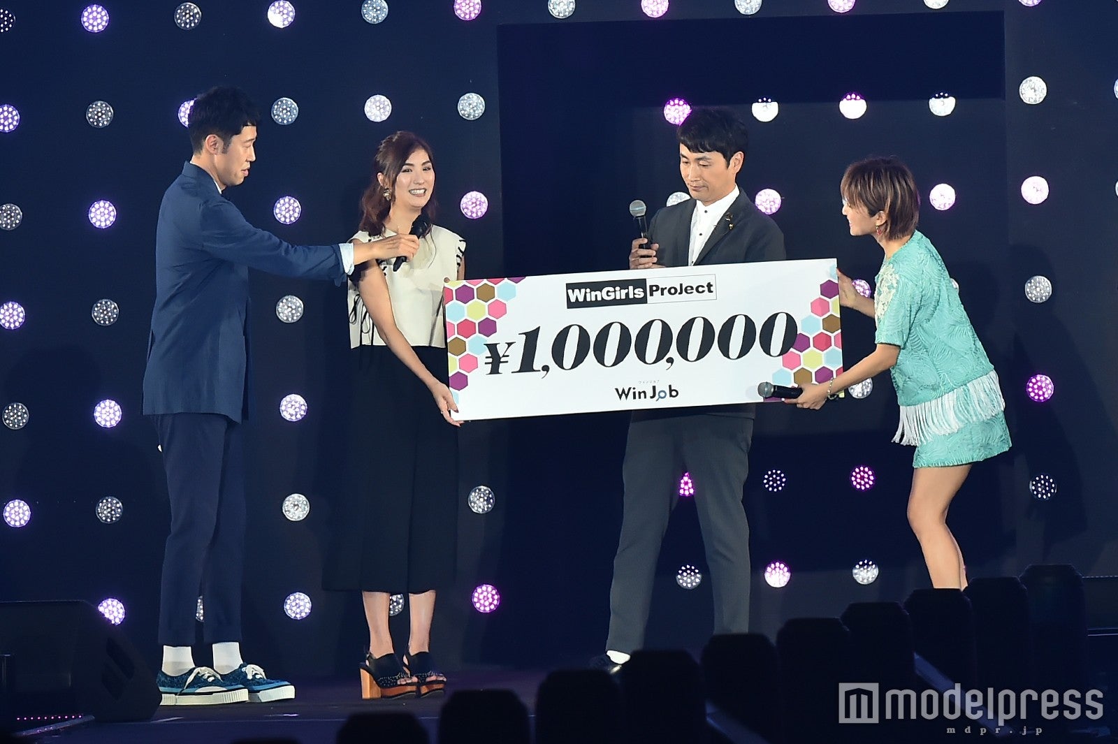 AAA宇野実彩子＆アンジャッシュ児嶋一哉のステージの様子（C）モデルプレス