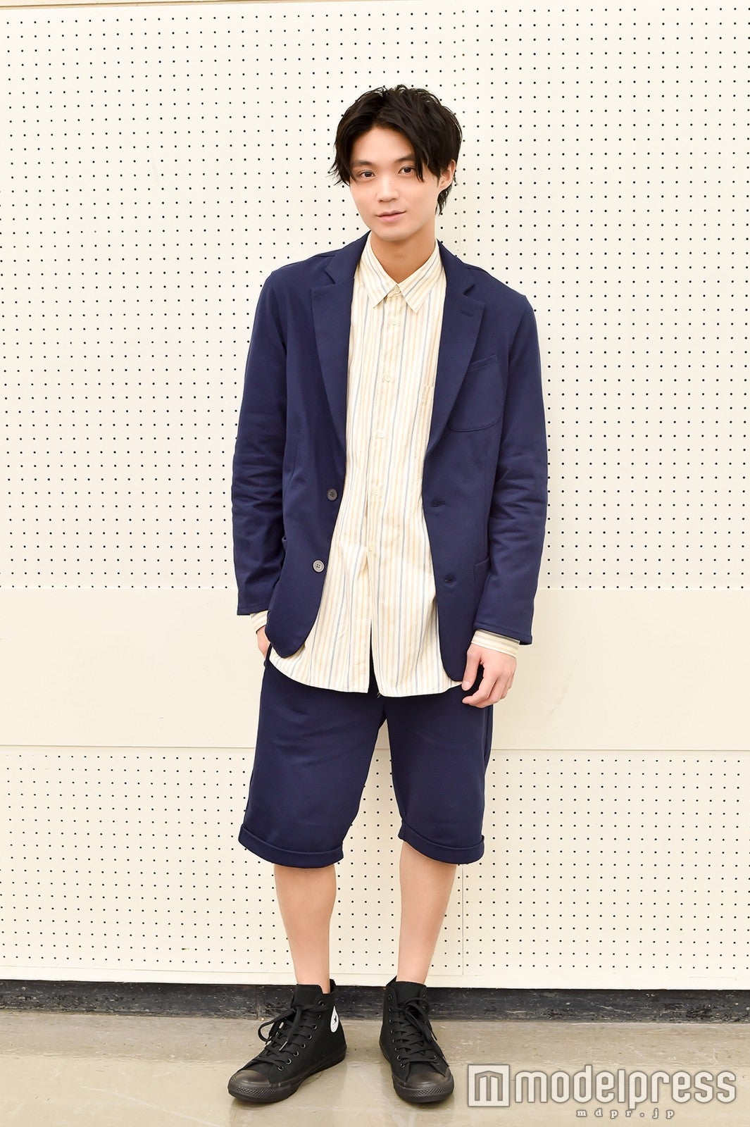 肩幅が広くてスタイル抜群（C）モデルプレス