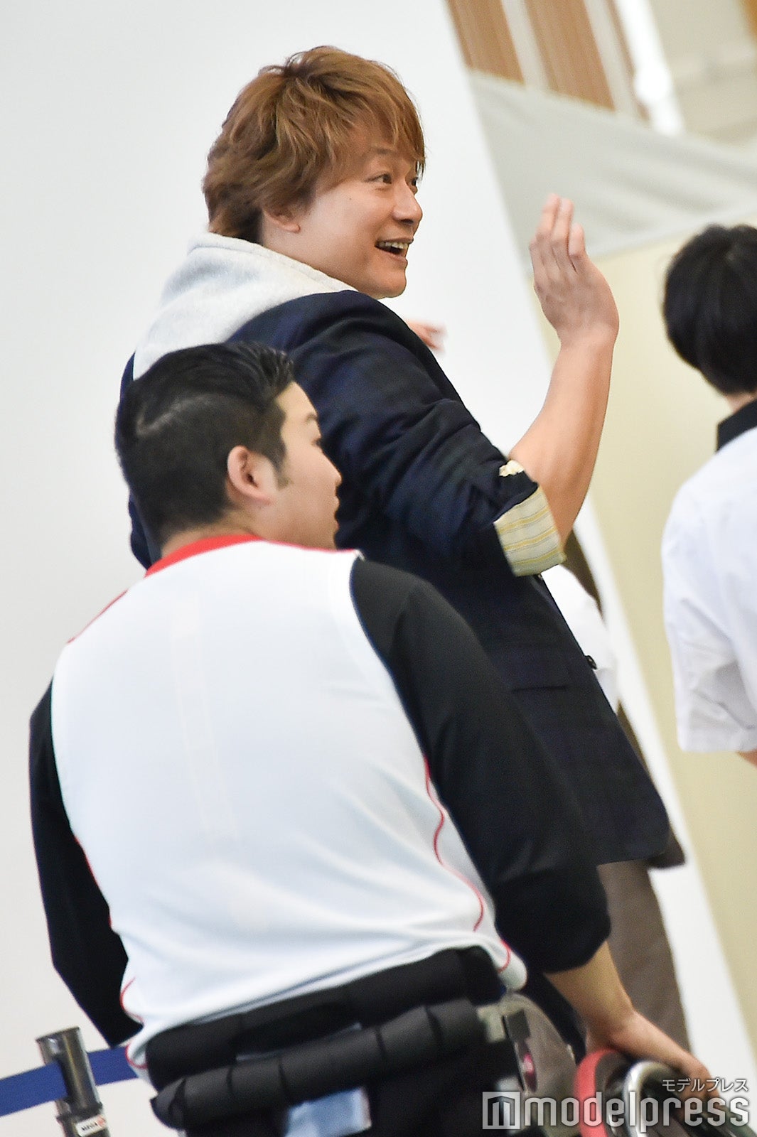 最後まで手を振る香取慎吾 （C）モデルプレス