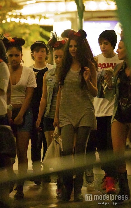 昨年６月、アナハイムのディズニーランドでオースティン・マホーン（右）と一緒に。WENN.com / Zeta Image