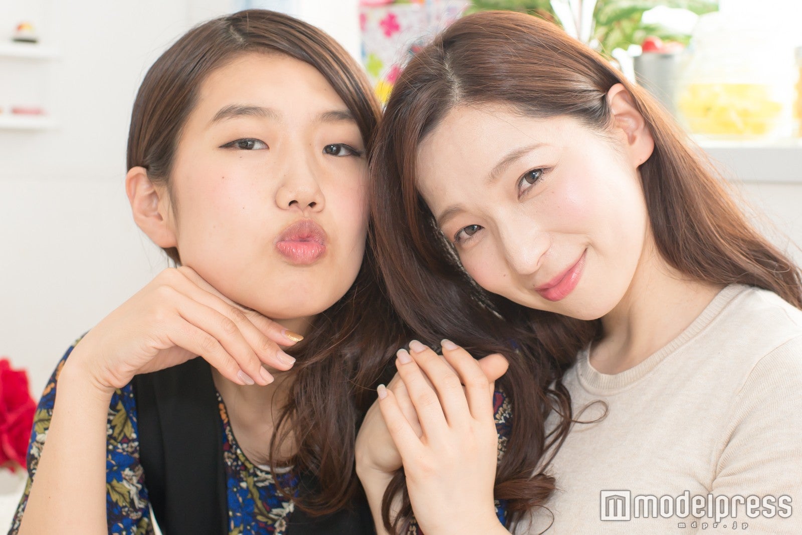 （左から）横澤夏子、鶴愛佳（C）モデルプレス