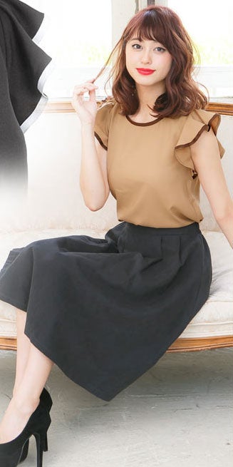 袖フリルバイカラーブラウストップス「神戸レタス」2380円（税込）／画像提供：神戸レタス