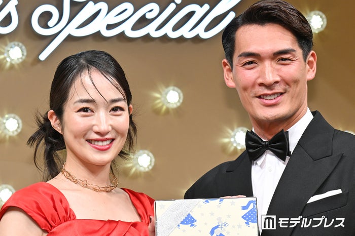 槙野智章＆高梨臨、夫婦揃ってイベント登場 プレゼント巡り不満告白？「ずっと言っていたんですけど」
