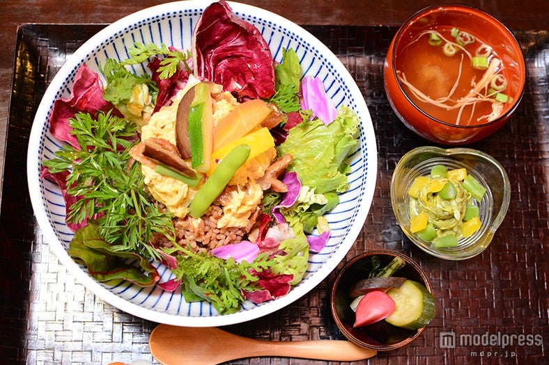 「85ランチ」の「ソイミートと平飼卵の親子丼風」￥1，000