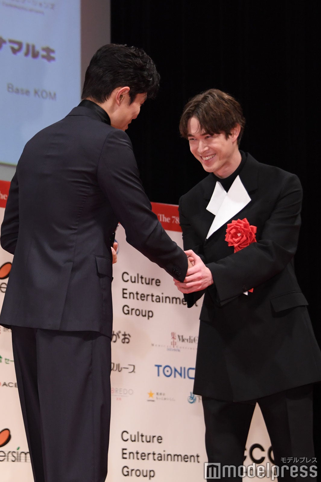 熱い握手を交わす鈴木亮平、宮沢氷魚（C）モデルプレス