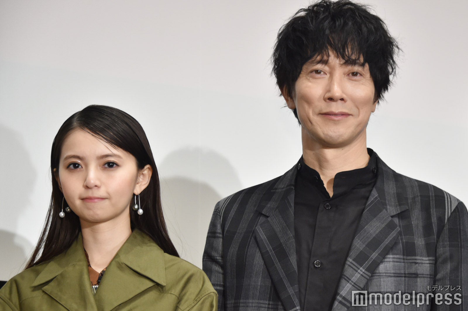 親子役を演じた齋藤飛鳥、佐々木蔵之介（C）モデルプレス