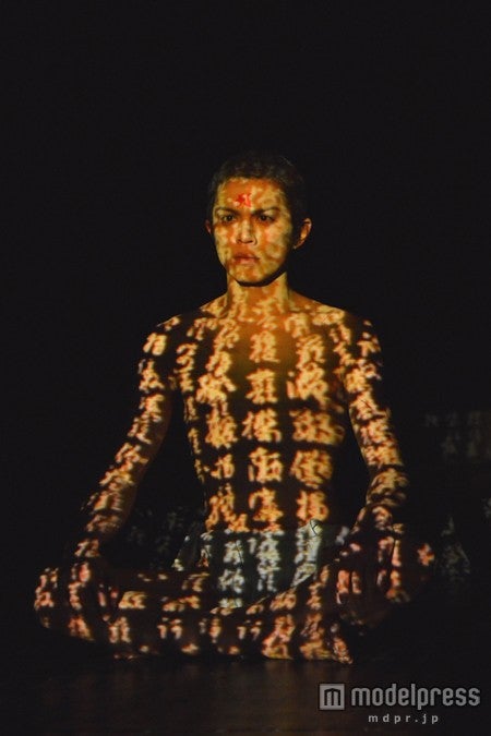 舞台「耳なし芳一」で全身にお経を書く山本裕典／撮影：阿部章仁