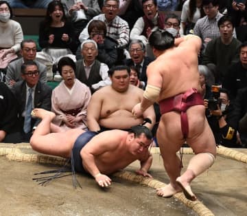 天覧相撲で横綱、大関がまさかの全滅 横綱豊昇龍「全員負けじゃねーか！」自身敗戦直後に大の里も敗れ驚く 粂川審判長もあ然「びっくりした」